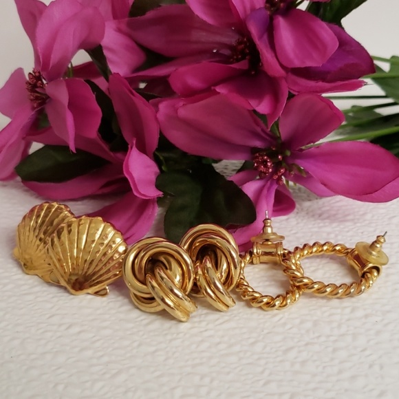 Jewelry - 💕HOST PICK💕 3 piece gold earring